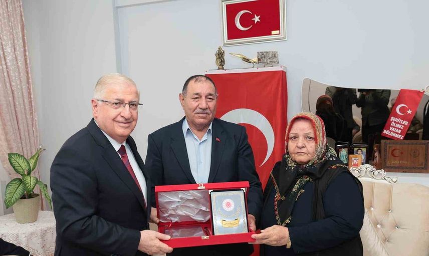 Bakan Güler Kars'ta şehit Emin Polat’ın ailesini ziyaret etti