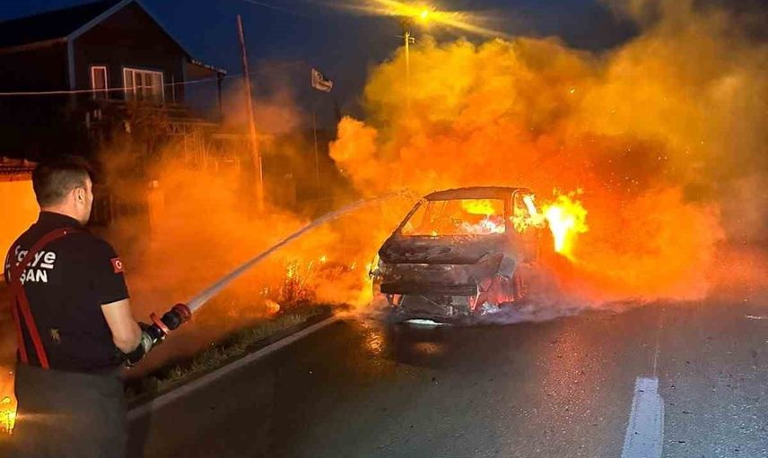 Keşan yolu üzerinde Kılıçköy'de otomobil alevlere teslim oldu