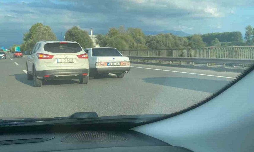 Sakarya geçişinde otoyolda sinyalsiz manevra trafiği tehlikeye attı