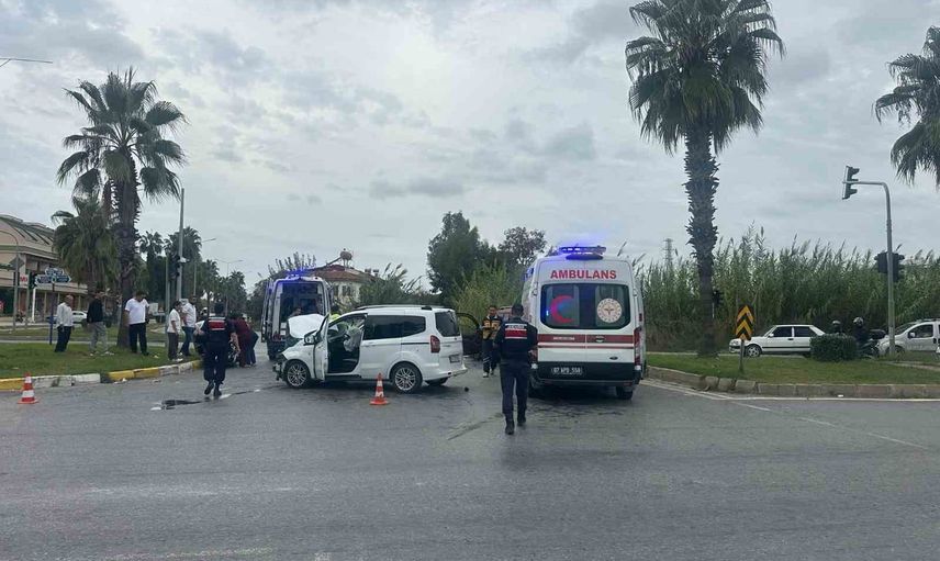 Çolaklı kamp kavşağında çarpışma: Manavgat'ta 3 kişi yaralandı