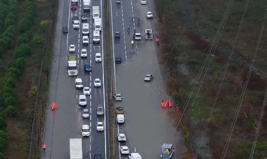 Sağanak Mahmutbey-Habipler yolunda su baskınına yol açtı
