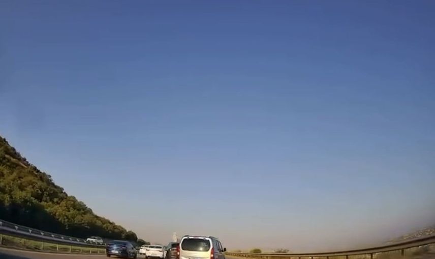 Otoyolda aniden yavaşlayan trafikte takip mesafesi kazaya dönüştü