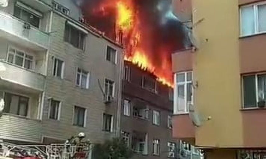 Gaziosmanpaşa Şemsipaşa'da çatıda başlayan yangın yan binaya sıçradı