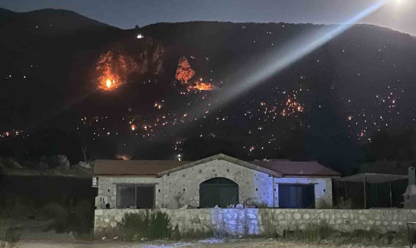Rüzgarın taşıdığı alevler köyü ve seraları vurdu: evler, ahırlar ve zeytinlikler zarar gördü