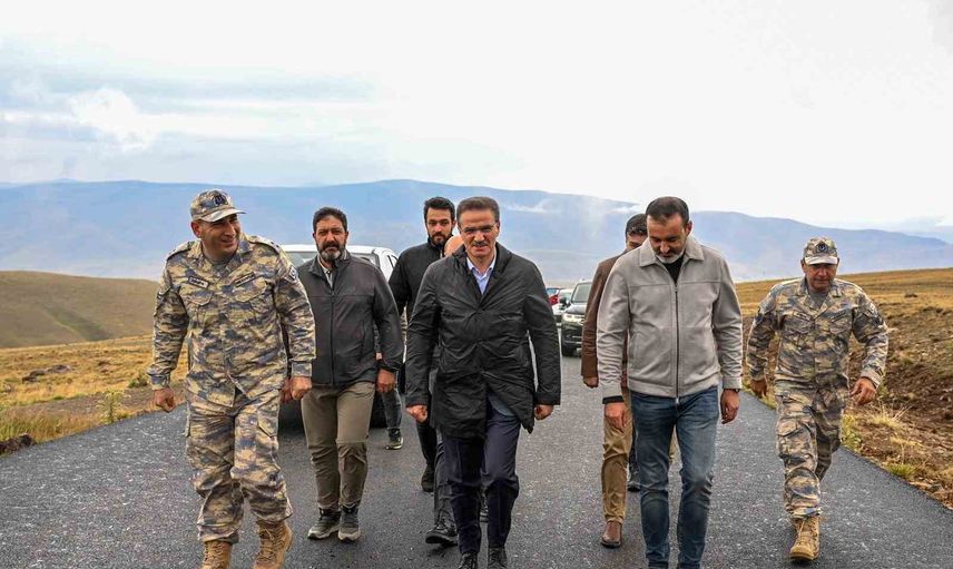 Kargapazarı Dağı'nda hava radar yolu sıcak asfaltla güçlendiriliyor