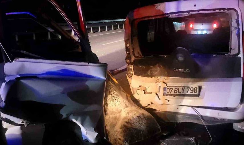 Alanya'da gece yol kenarındaki araca çarpan kamyonet sürücüsü yaralandı