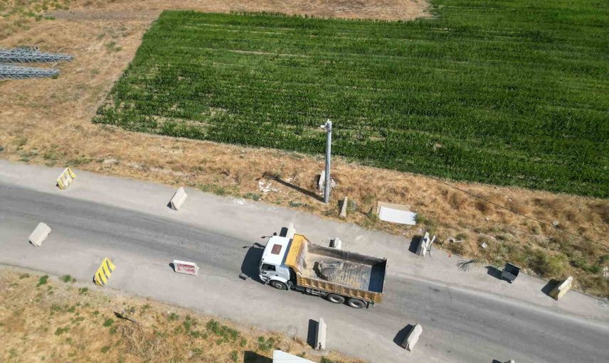 Beton kütleler mahalle yolunu daralttı, gece riskleri büyüyor