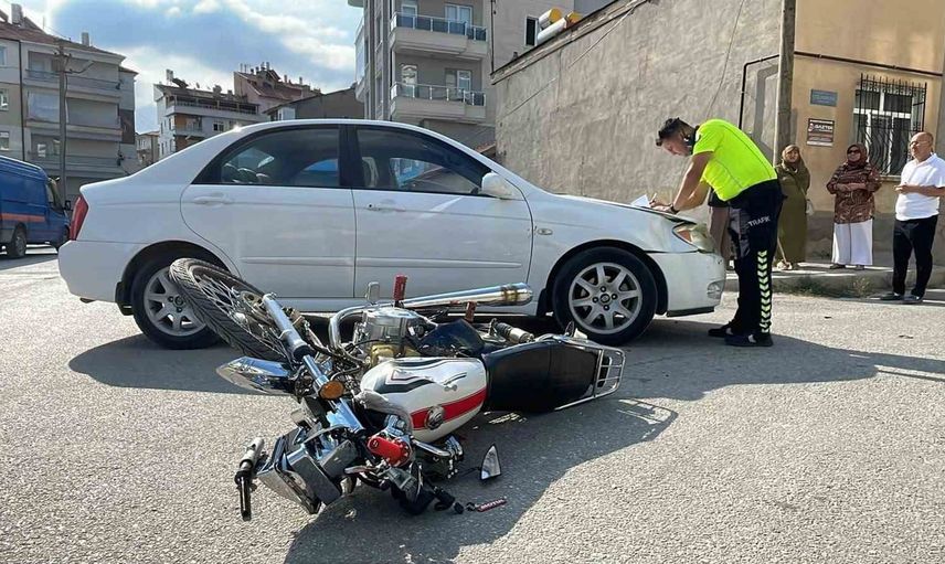 Karaman'da kavşakta çarpışma: motosiklet sürücüsü yaralandı