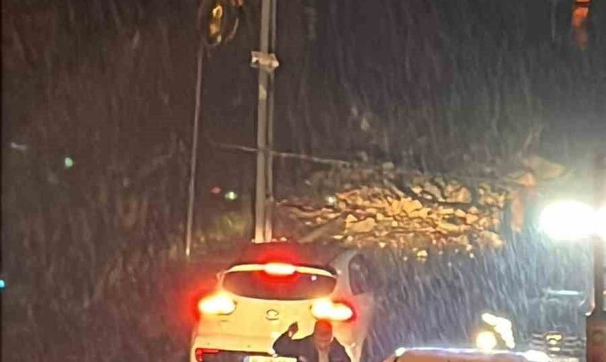 Portakal Yokuşu'nda istinat duvarı yağışla çöktü, cadde trafiğe kapandı