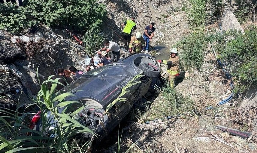 Samandağ Çiğdede'de devrilen otomobilde iki kişi yaralandı