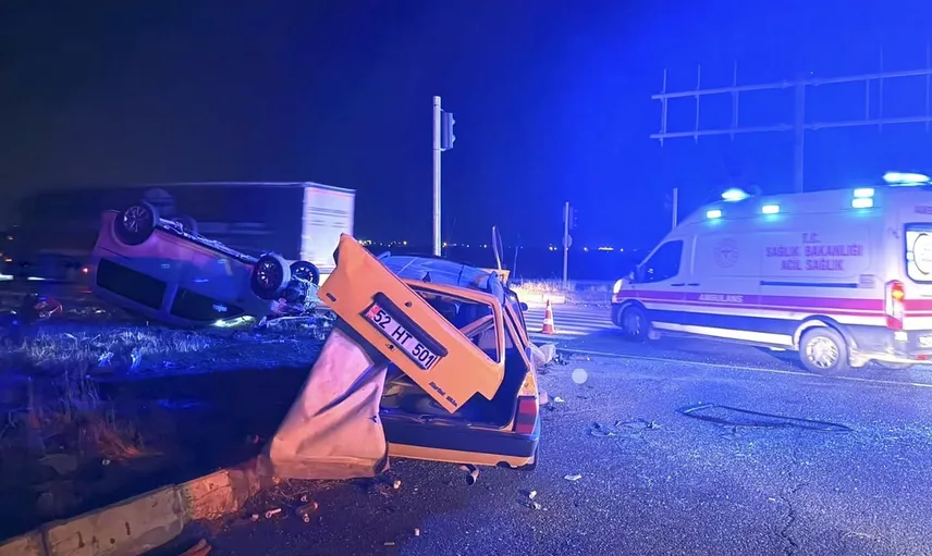 Urfa yol ayrımında çarpışma: hafif ticari araç ters döndü, 7 yaralı