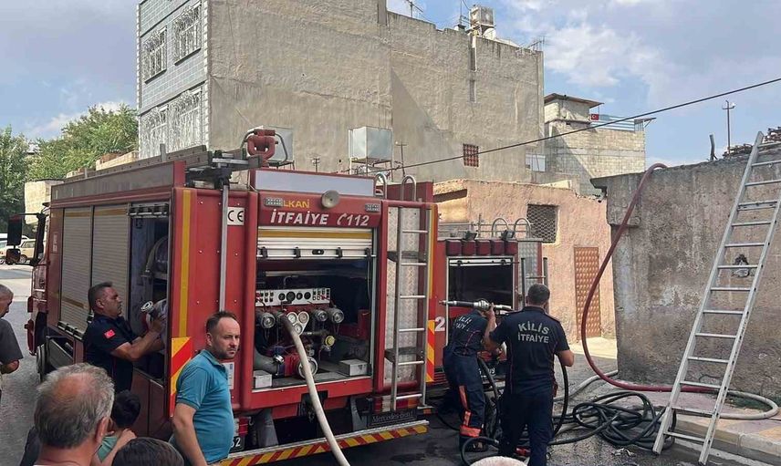 Kilis'te metruk evde alevler yükseldi, itfaiye çevreyi korudu