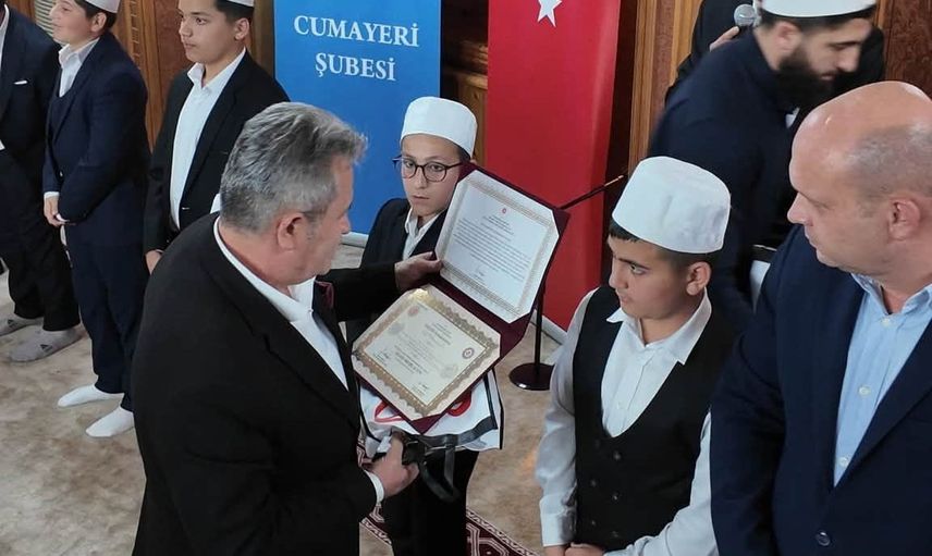Cumayeri'nde hafızlık başarısı 12 öğrenciye belgeyle taçlandırıldı