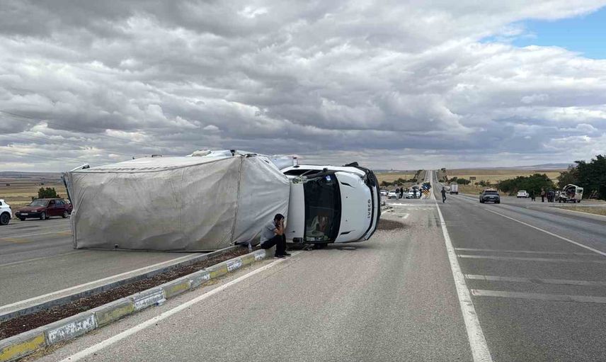 Kavşakta çarpışan ev eşyası yüklü kamyonet devrildi