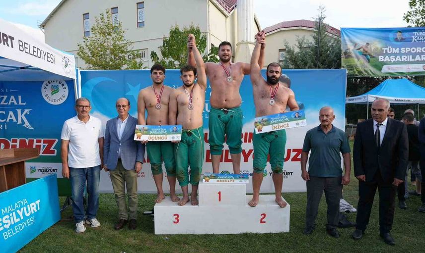 Ata sporunun coşkusu Malatya'da yeniden hayat buldu: 21. uluslararası Turgut Özal karakucak güreşleri tamamlandı