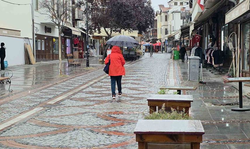 Edirne'de yağmur temposu: sokaklar şemsiyeyle doldu