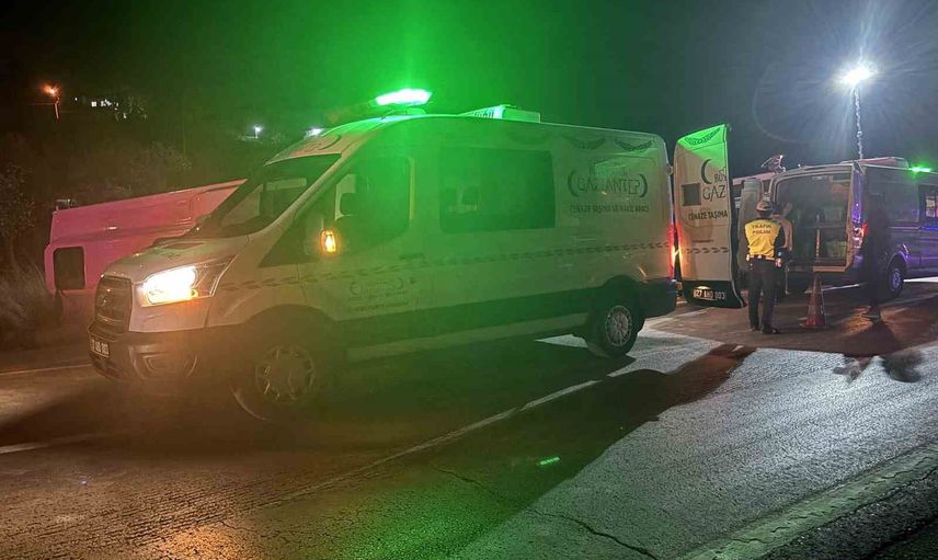 Gaziantep'te otobüs ile otomobilin kafa kafaya çarpışmasında 7 kişi hayatını kaybetti