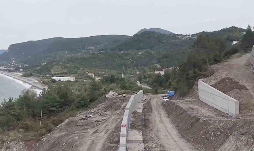 Ulaşım 14 aydır köy yoluna yönlendirildi, Cide-Bartın hattında tedirginlik artıyor