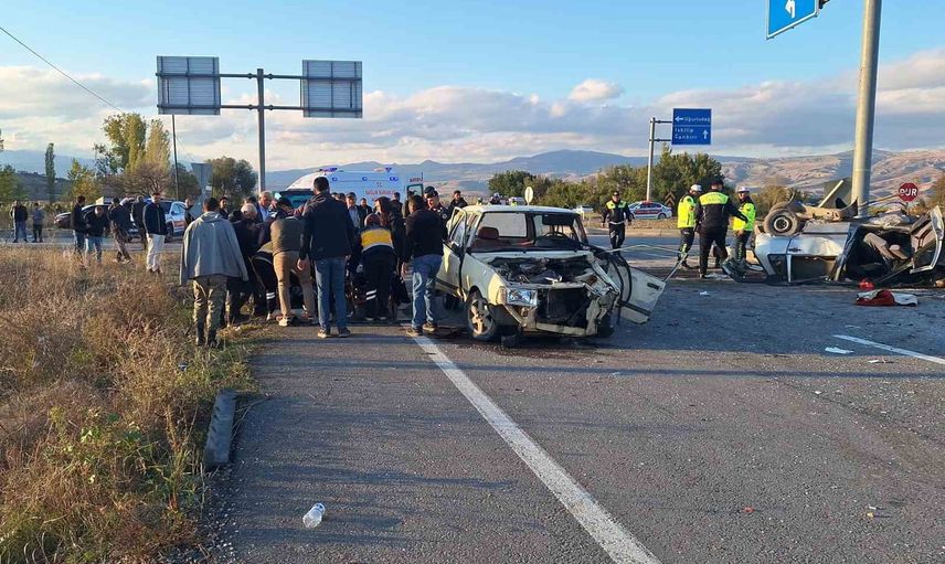 Uğurludağ kavşağında kaza: itfaiye sıkışanları kurtardı, yedi yaralı