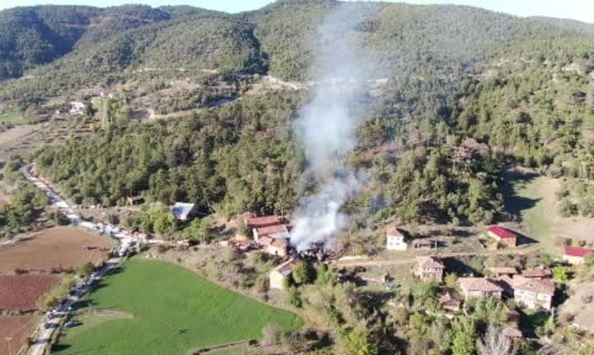 Orman sınırında alevler: Taşköprü'de iki katlı ev kullanılamaz hale geldi