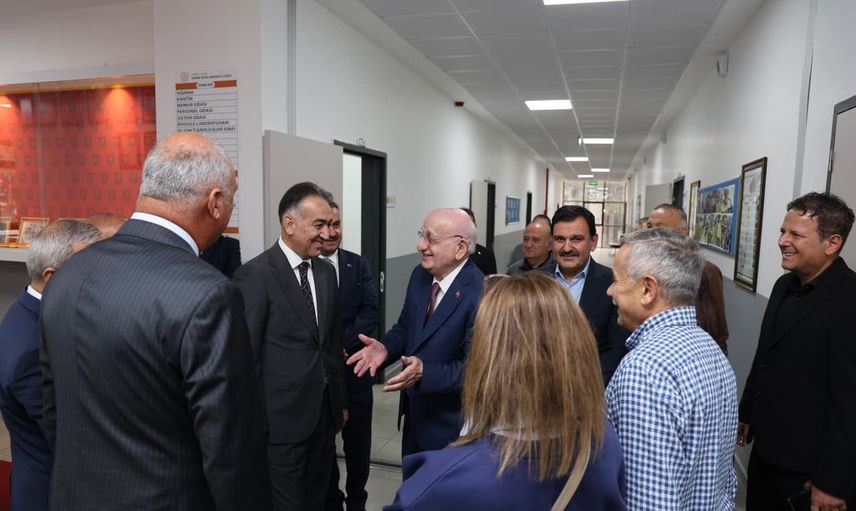 Eski TBMM başkanı İsmail Kahraman eğitim gördüğü Karabük Demir Çelik Anadolu Lisesi'ni ziyaret etti