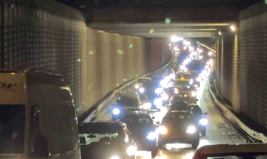 Bursa 11 Eylül Bulvarı'nda kontrolden çıkan otomobil bariyere çarptı, iki kişi yaralandı
