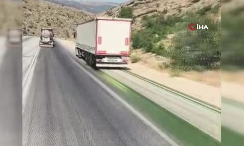 Afyonkarahisar'da tırdan dökülen boya, araçların rengini mor ve beyaza çevirdi