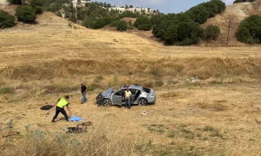 Uşak'ta kara yolunda tarlaya giren otomobil takla attı: sürücü hayatını kaybetti