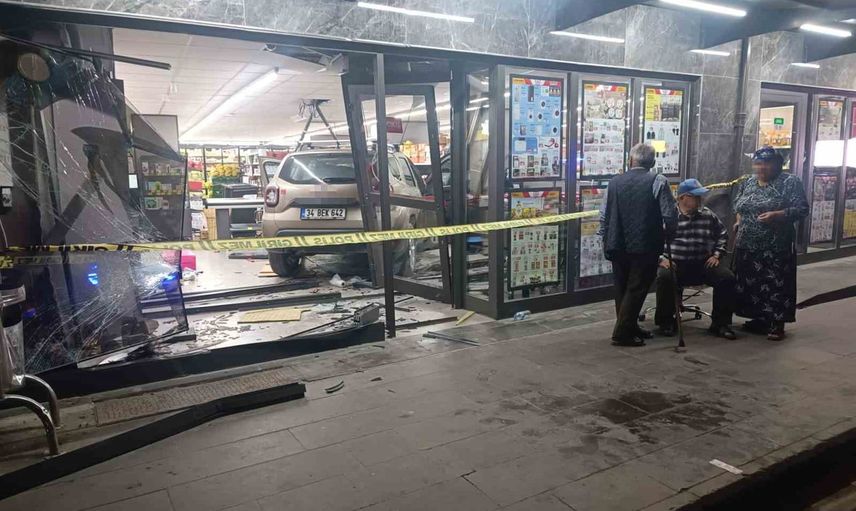 Yol kenarına park etmek isterken markete giren araçta hasar oluştu