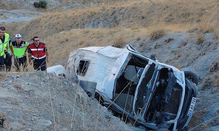 Keban'da işçileri taşıyan minibüs uçuruma yuvarlandı, kurtarma çalışmaları sürüyor