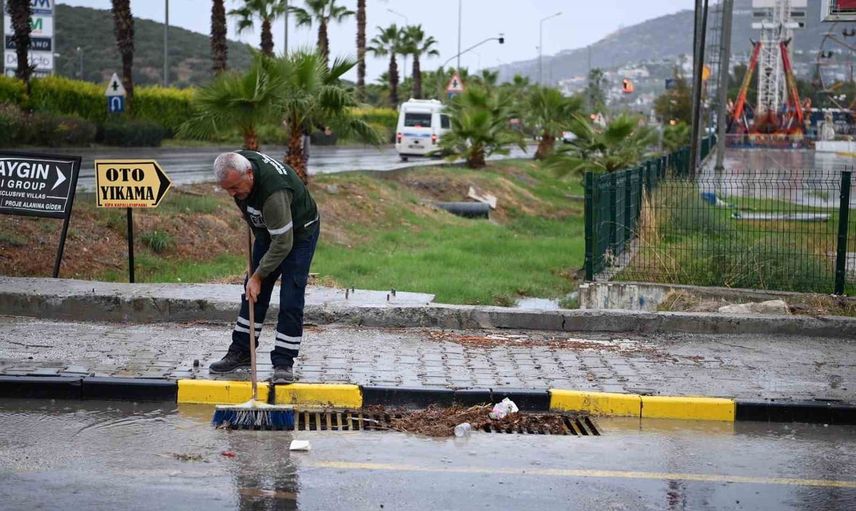 Kuşadası'nda mazgallar açıldı, yağışın yol açabileceği baskınlar önlendi