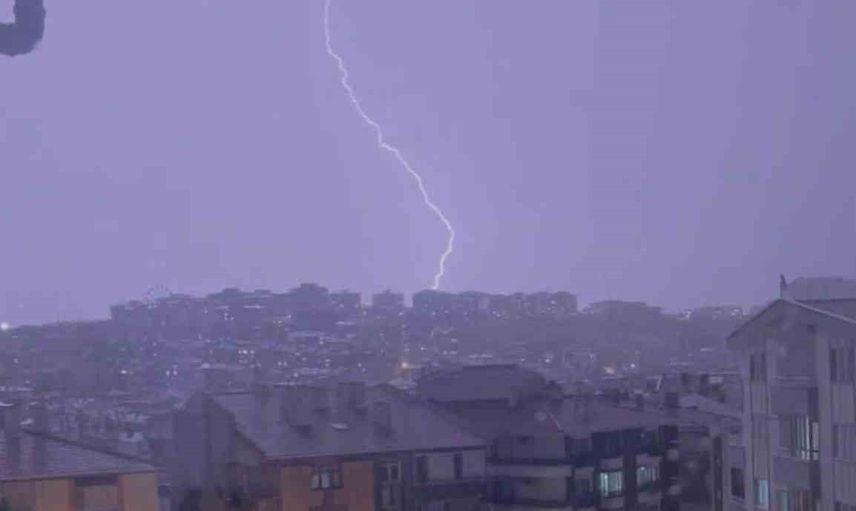Akşam sağanağı Ankara sokaklarını su altında bıraktı