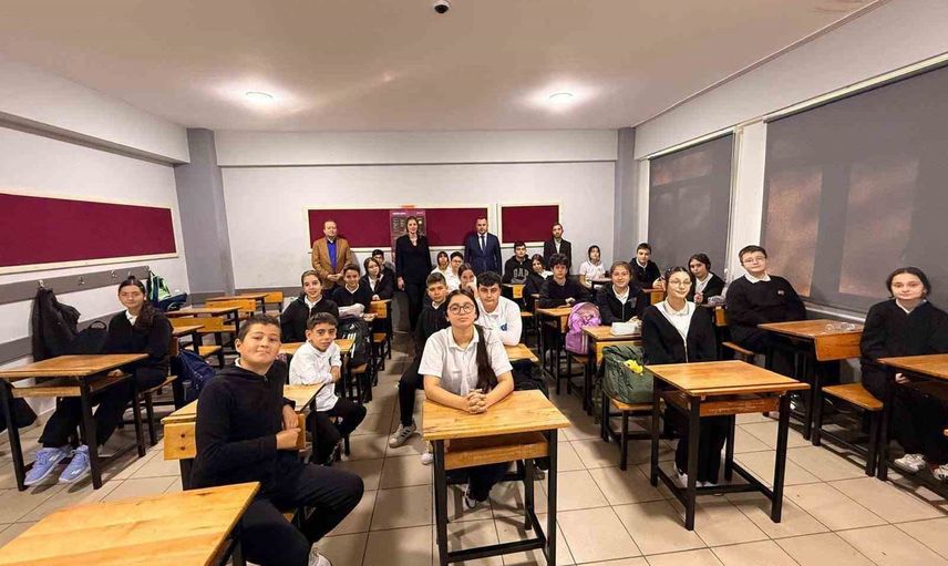 Güncel eğitim gündemi okulda: Hacı Arslan Uzan Mustafa Açıkalın Ortaokulu'nu ziyaret etti
