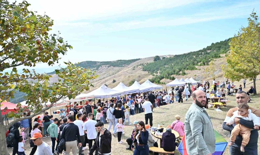 Rengârenk gökyüzü: Gemlik'te çocukların uçurtma coşkusu