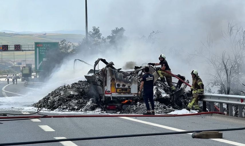 Çatalca Nakkaş'ta dorsede tutuşan lastikler otoyol kenarındaki tarlaya sıçradı