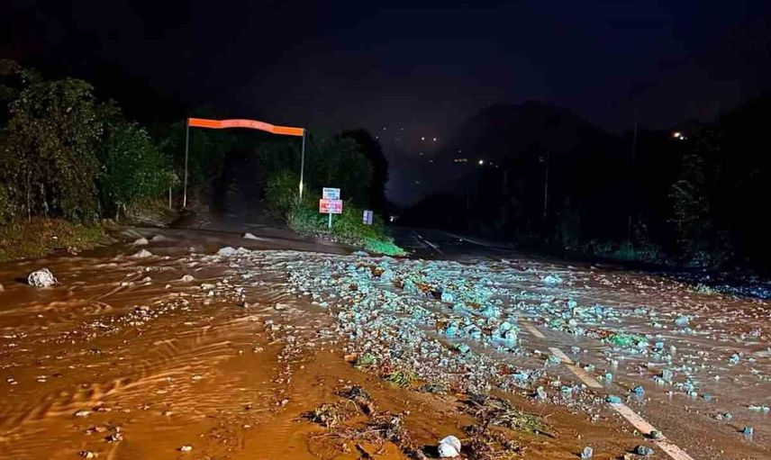 Giresun'da sağanak taş ve ağaç dallarını yollara savurdu, iki güzergah kapatıldı