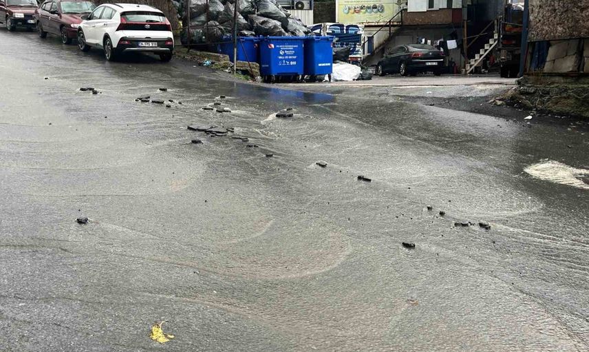 Beykoz'da sağanak yolları böldü: asfalt parçalandı, araçlar çamura saplandı