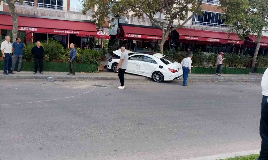 Nallıhan girişinde tırın çarpması iki otomobili hasar verdi: yaralılar var