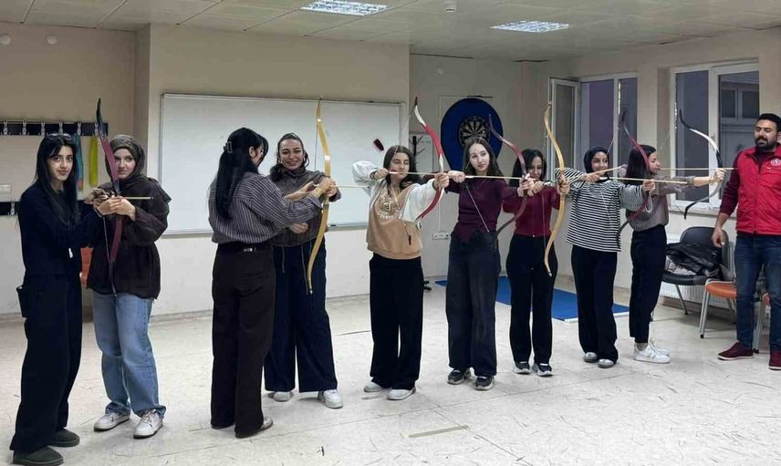 Bayburt gençlik merkezinde geleneksel okçuluk gençlere disiplin ve koordinasyon kazandırıyor
