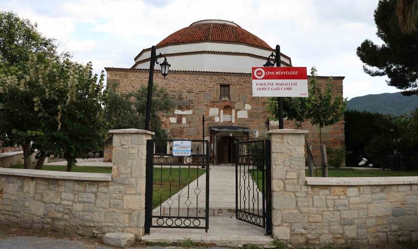 Yedi asırlık ahşap minberiyle ayakta duran Ahmet Gazi Camii