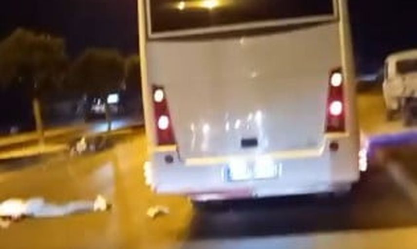 Arızalı midibüse çarpan motosiklet sürücüsü ağır yaralandı