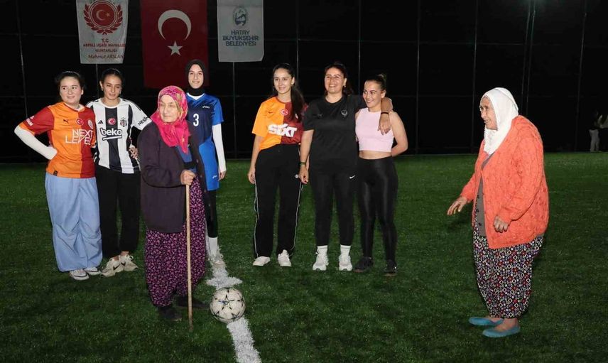 Kadınların halı saha şöleni: bastonlu teyzenin vuruşu Cumhuriyet Bayramı'nı başlattı