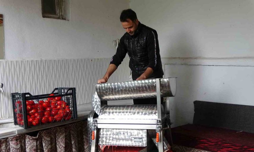 Üç arkadaş eşlerine destek için geleneksel usulde salça kaynattı