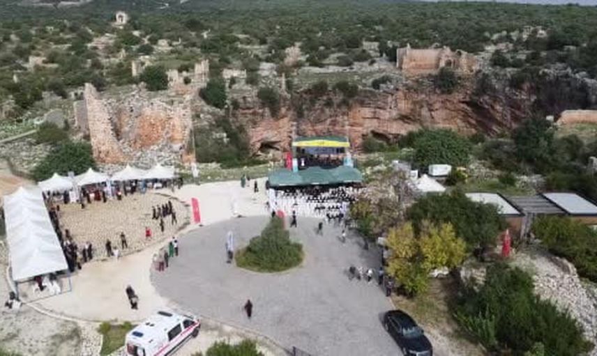 Kanlı Divane obruğunda gençlerin türküsü yükseldi
