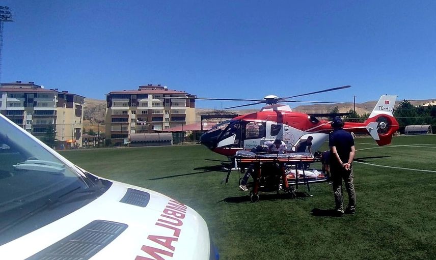 Darende'den Malatya'ya hava ambulansıyla sevk edilen 71 yaşındaki hasta tedavi altında