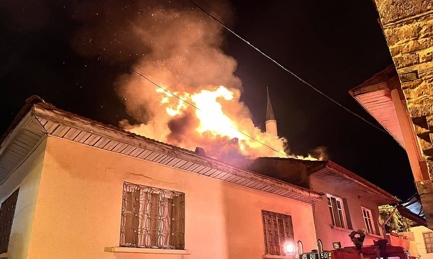 Kula'da gece yarısı ev yangını: ev kullanılamaz hale geldi, bir kişi hayatını kaybetti