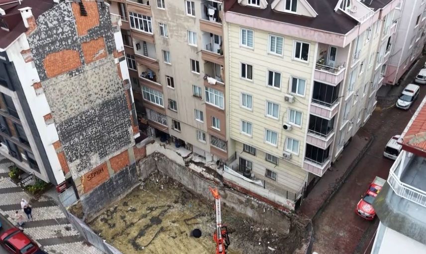 Zemin çökmesi dronla görüntülendi: Bahçelievler'de iki bina boşaltıldı
