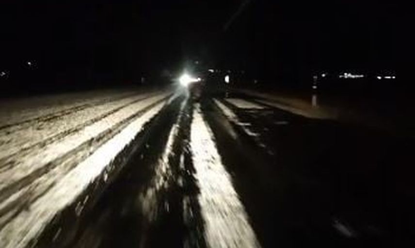 Ardahan akşamında dolu sürprizi: karayolu beyaza büründü