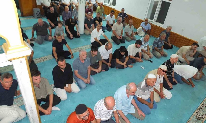 burhaniye'de kandil gecesi camiler doldu, ören camii'nde dualar yükseldi