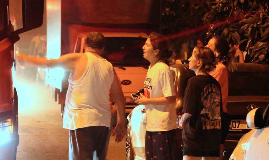 Antalya'da üst kat dairesinde yangın mahalleyi sokağa döktü